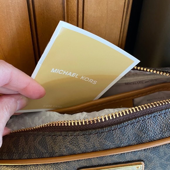 MICHAEL KORS BRAND NEW CROSSBODY BAG - Picture 11 of 16
